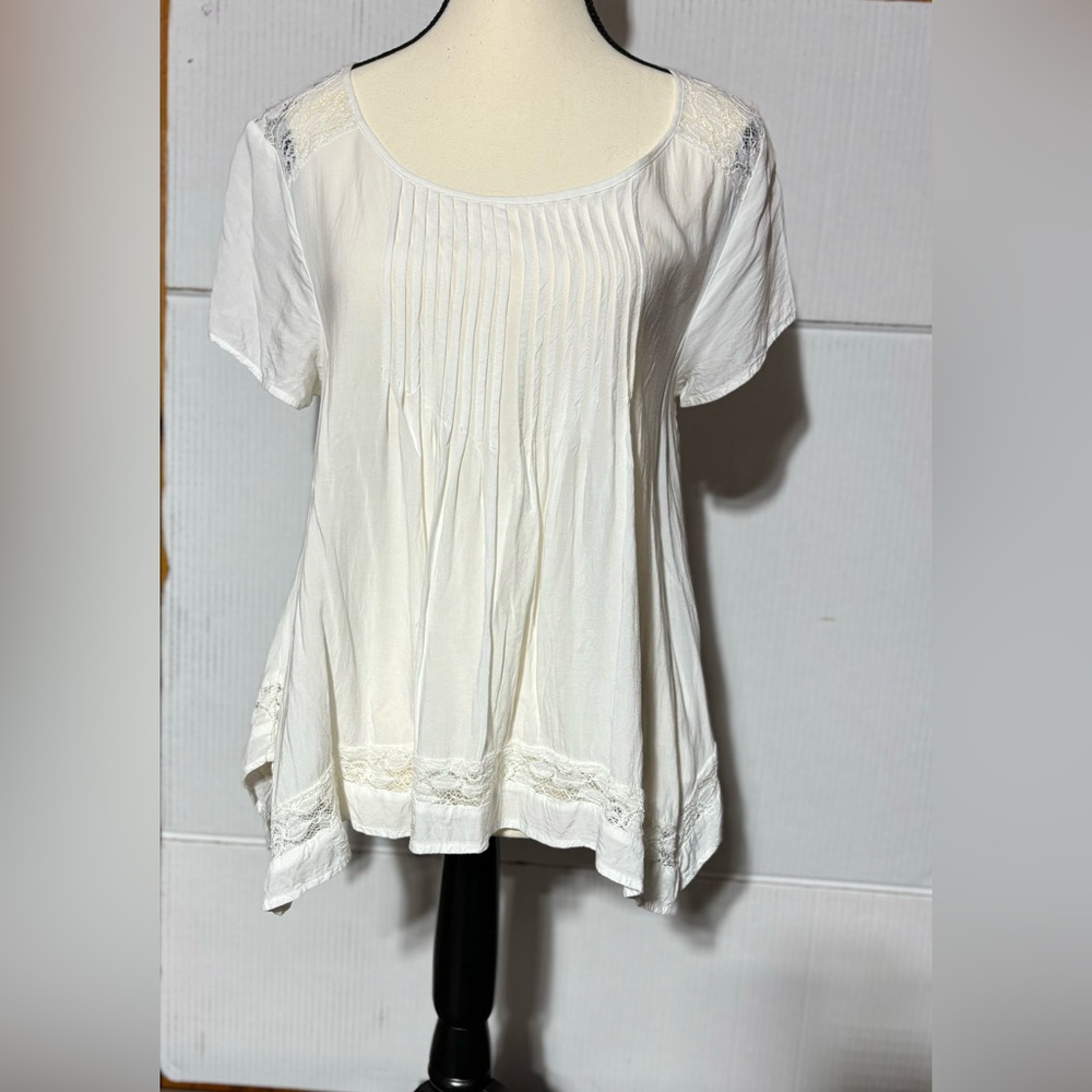 Cape & Juby ladies large lace backed capped sleeve top with white…